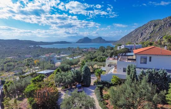 12-комн. вилла в Лутраках