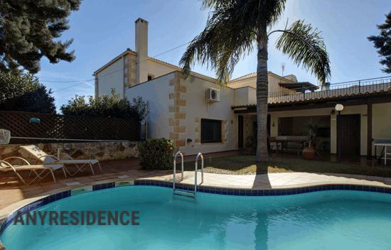 Дом в городе в Колымвари