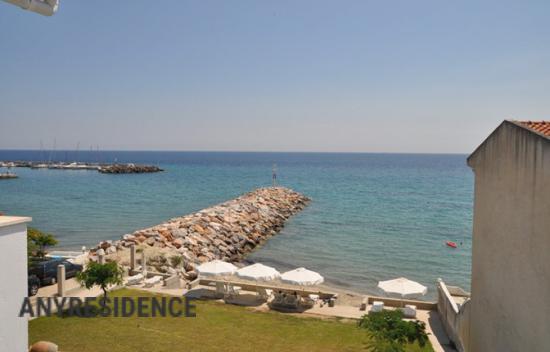 Отель в Неа Скиони